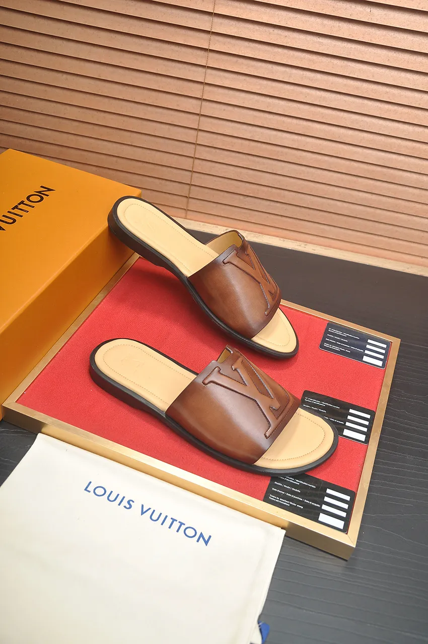 Men's shoes 💰360💶 [Louis Vuitton LV slippers] (high-end cowhide) counter 1:1 fashion style, a must-have for summer! The designer used LV’s iconic outsole. The original simple slippers instantly become fashionable! The upper is made of flexible special cowhide leather straps alternately, and the workmanship is exquisite! A must-have for stylish men in summer, size 38-46 (45 46 customized)